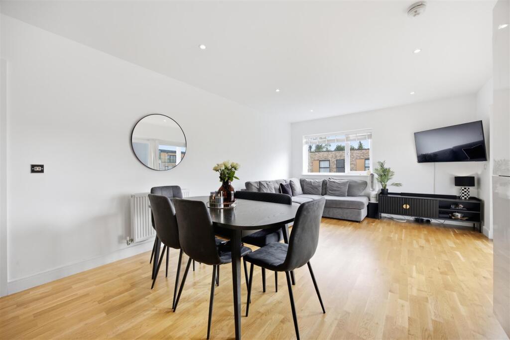 Apartment in Southall - More