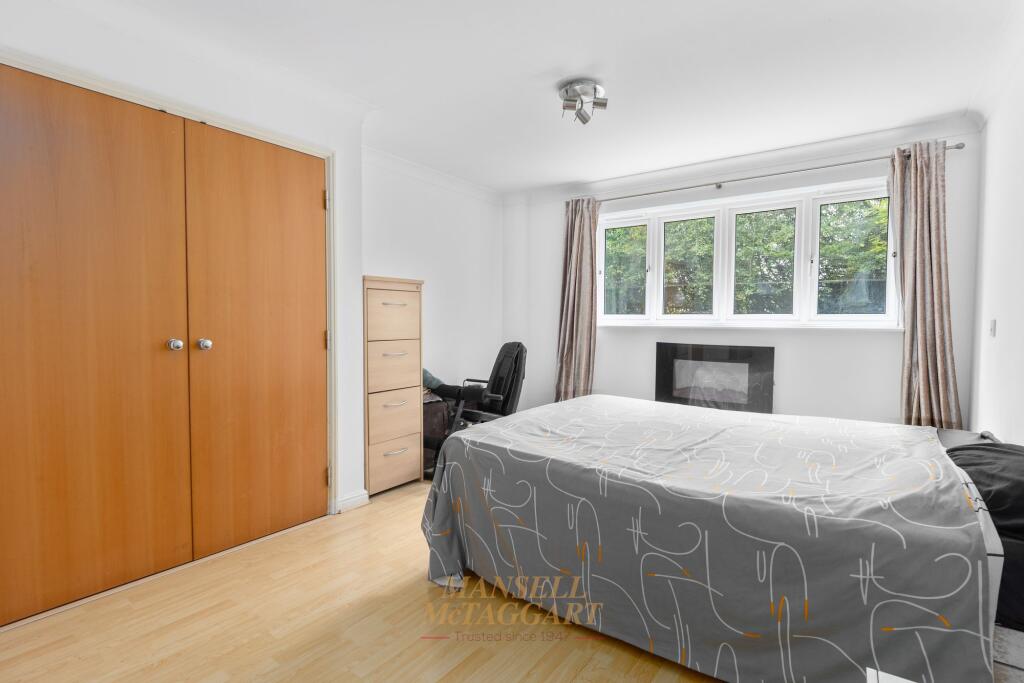 Apartment in Redhill - More