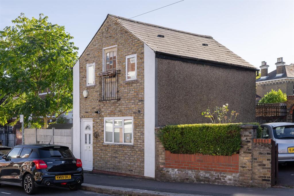 1-bed house on Victoria Road, South Woodford, £375,000