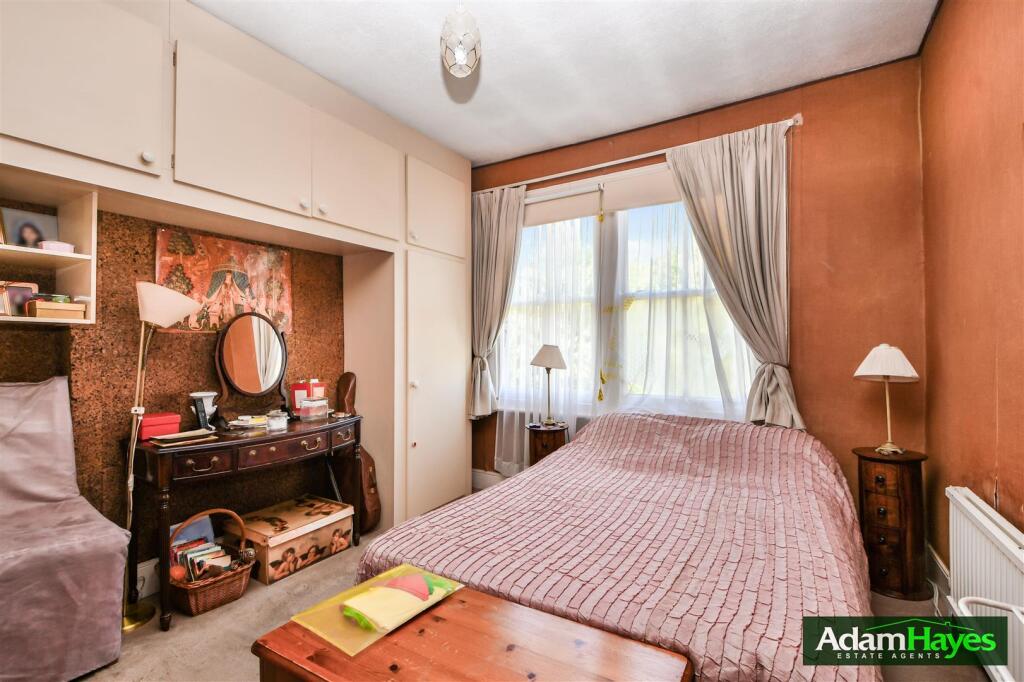Holdenhurst Avenue, North Finchley, N12 photo 3