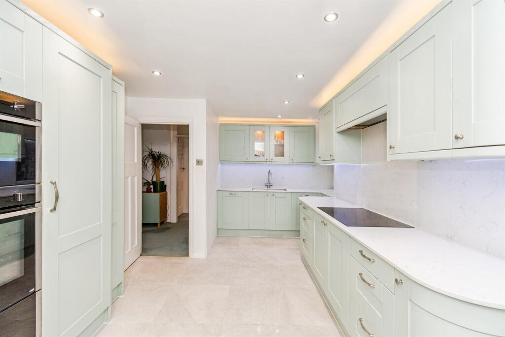 House in Southampton, Bassett - More