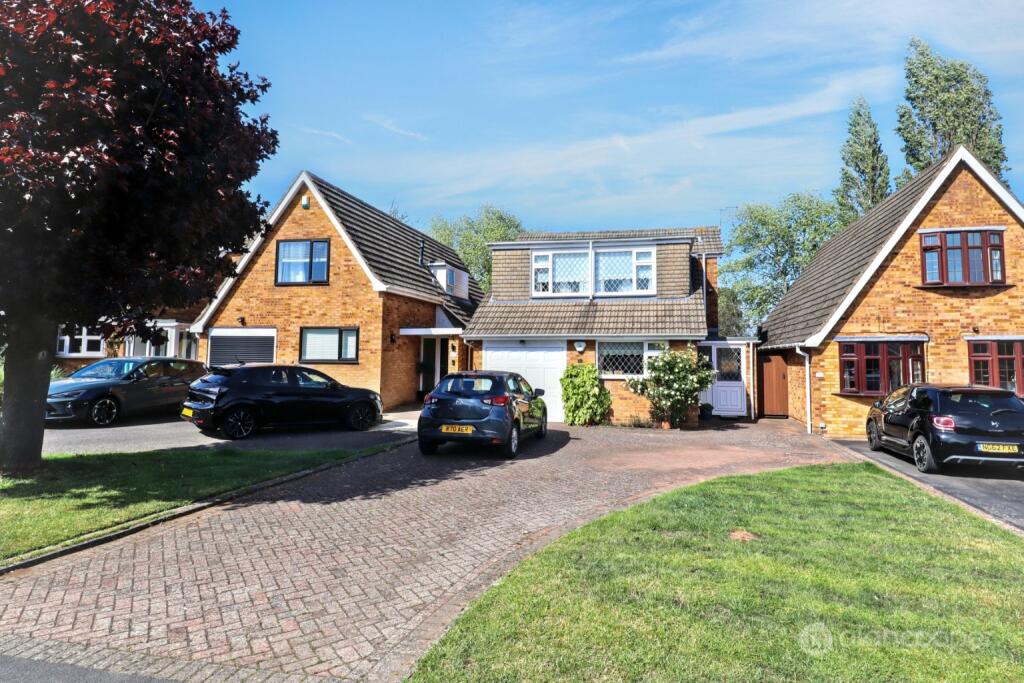 3-bed detached on St. Andrews Drive, Whitestone, Nuneaton, CV11 6NQ, £300,000