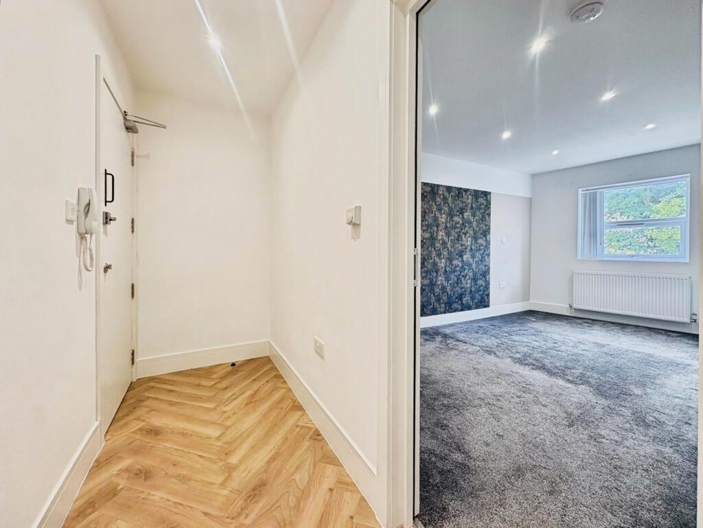 Apartment in Surrey Heath, Surrey - More