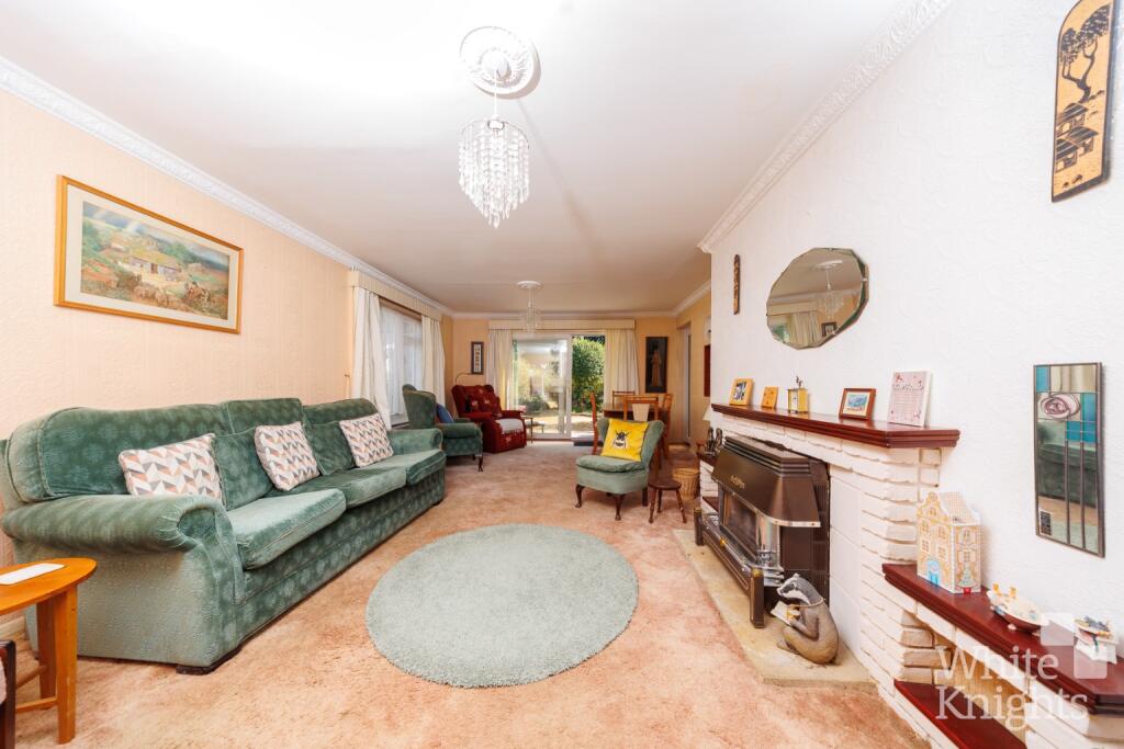 Woodlands Avenue, Woodley, Reading, Berkshire, RG5 3HG photo 4