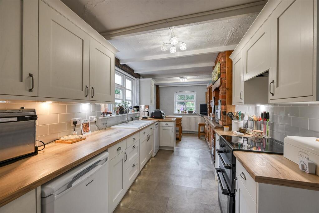 House in Wolverhampton, West Midlands - More