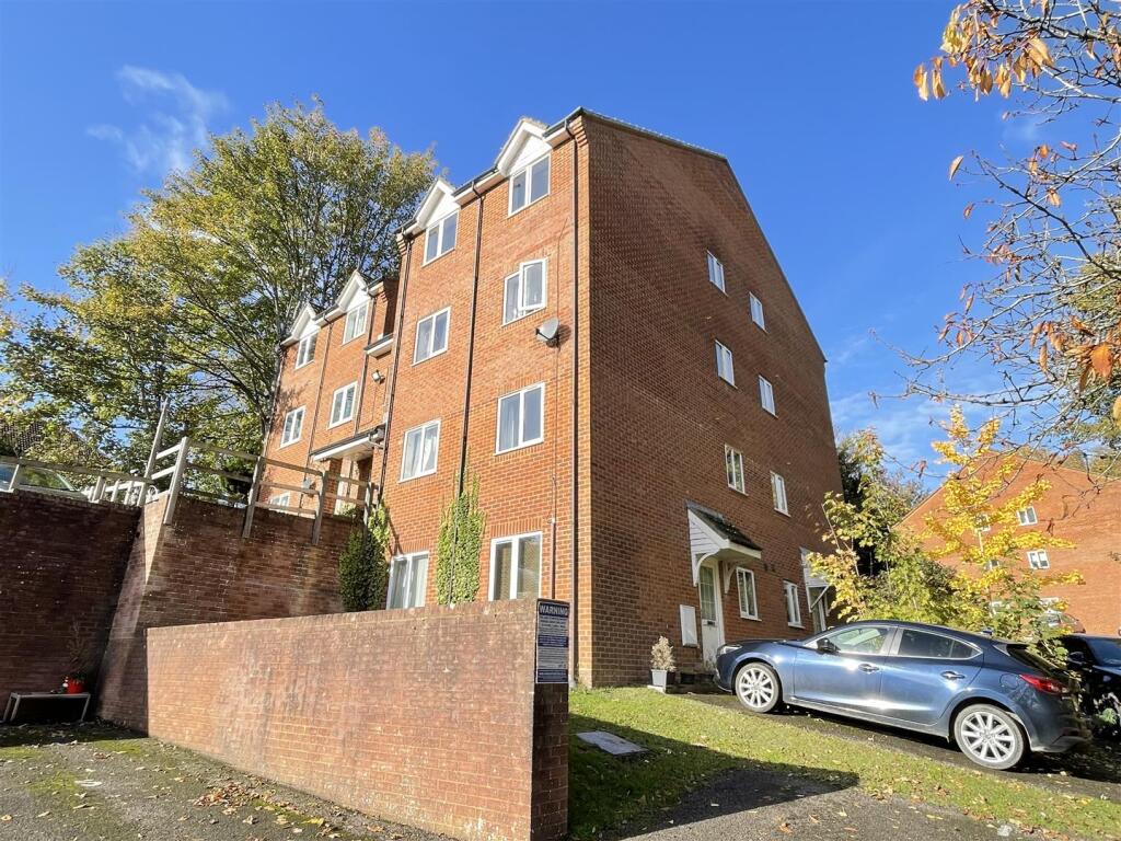 1-bed flat on Sarum Close, Salisbury, £135,000