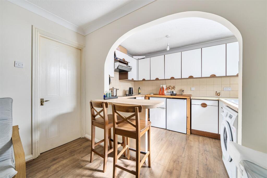 Apartment in Kingston upon Thames - View 3