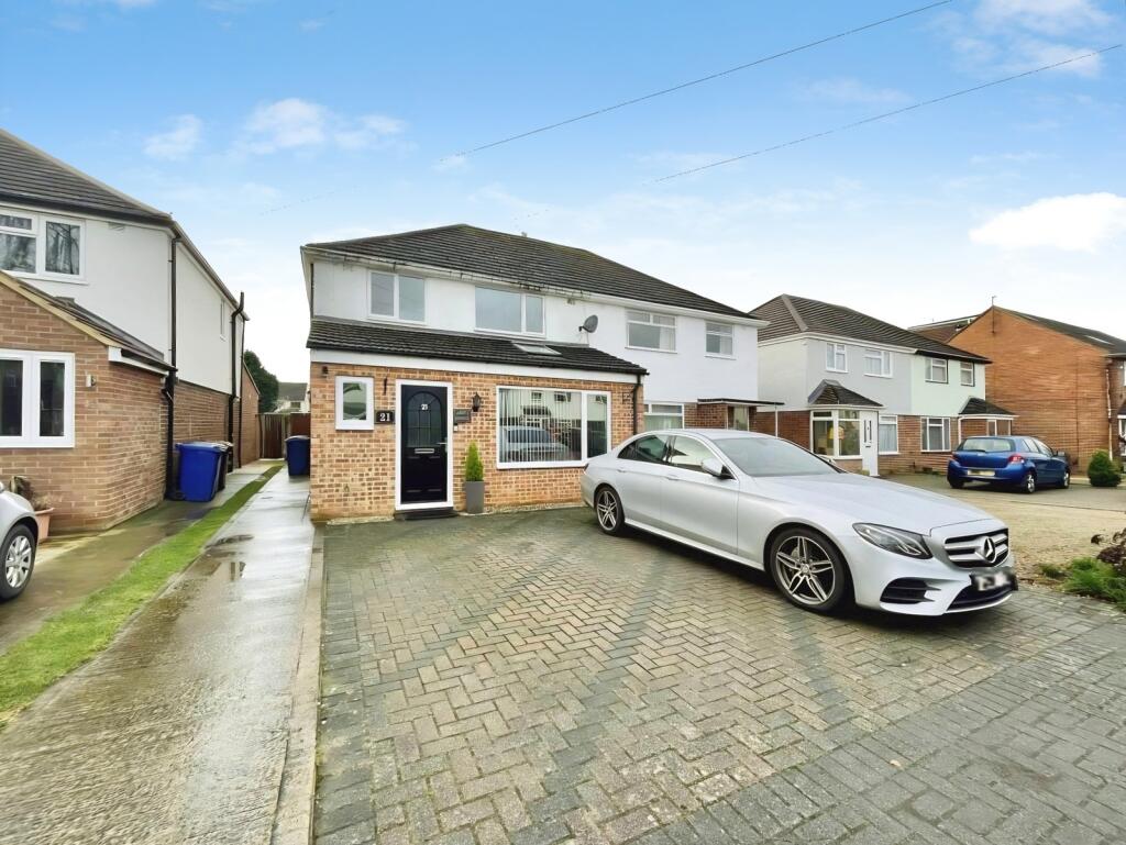 Main image of property: Almond Avenue, Kidlington, Oxfordshire, OX5