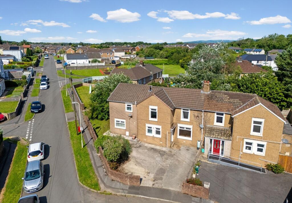 House in Cardiff, Llanharry - View 3