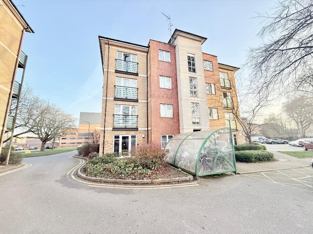 2-bed flat on The Parklands, Dunstable, LU5, £180,000