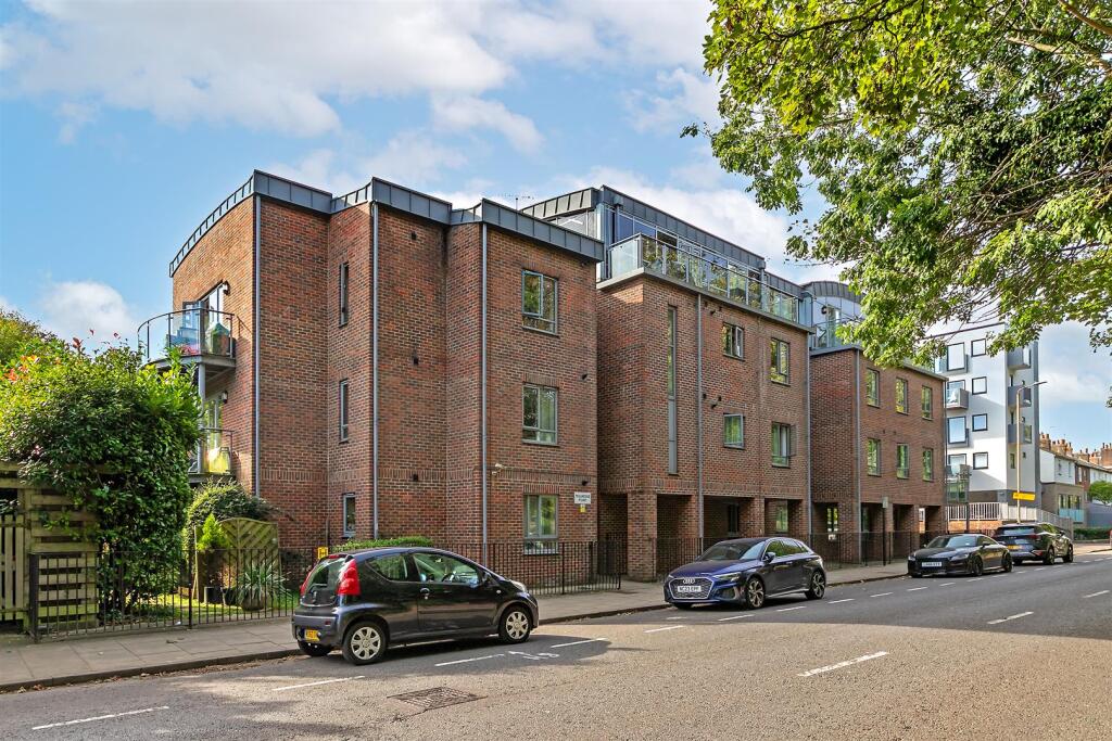 Main image of property: Flat 13 Tollhouse Point220 London RoadSt AlbansHertfordshire