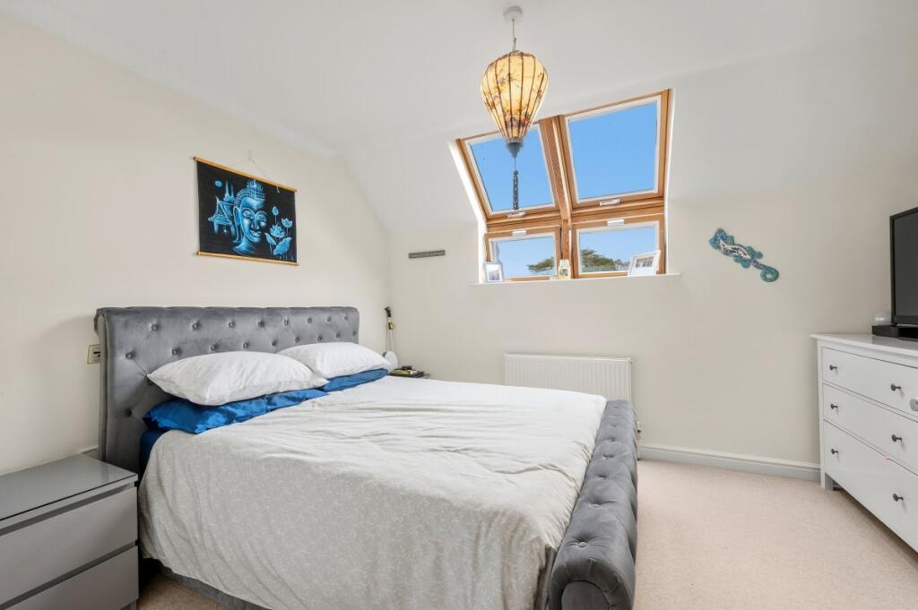House in Kingston upon Thames - More
