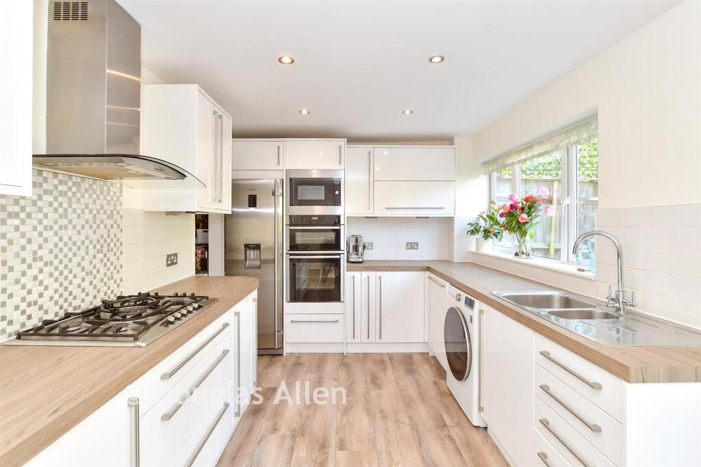 House in Basildon, Sunnymede, Billericay - View 3