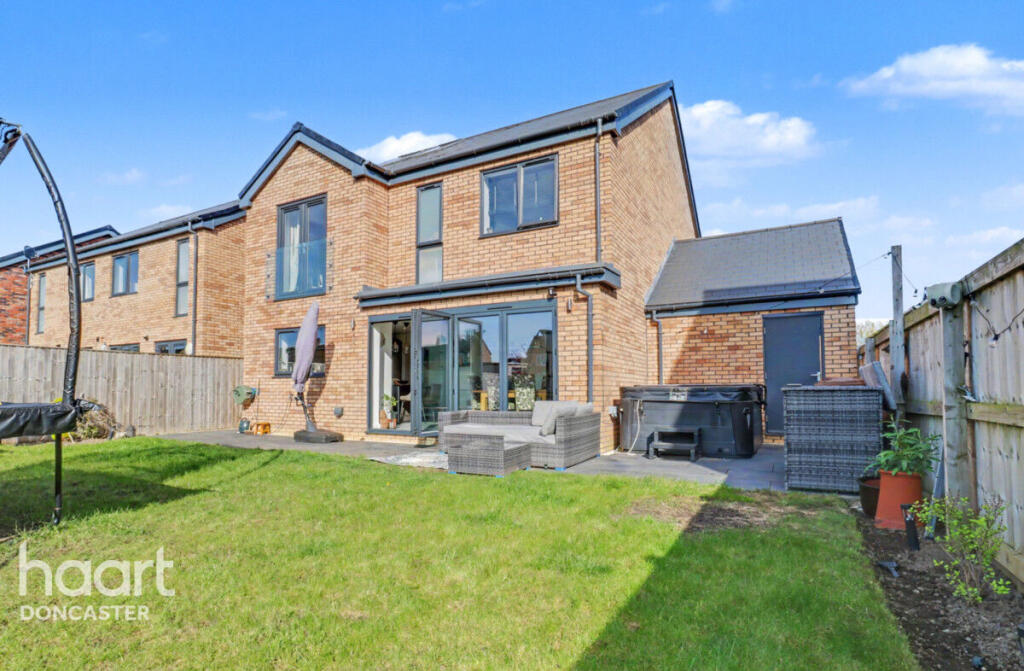Horseshoe Close, Belton, Doncaster photo 4