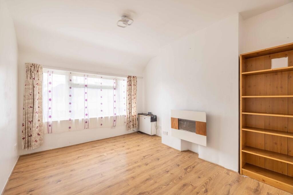 Apartment in Slough - More