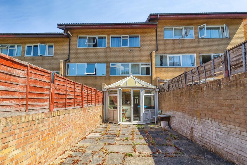 Main image of property: Stonecrop Place, Conniburrow, Milton Keynes, Buckinghamshire, MK14