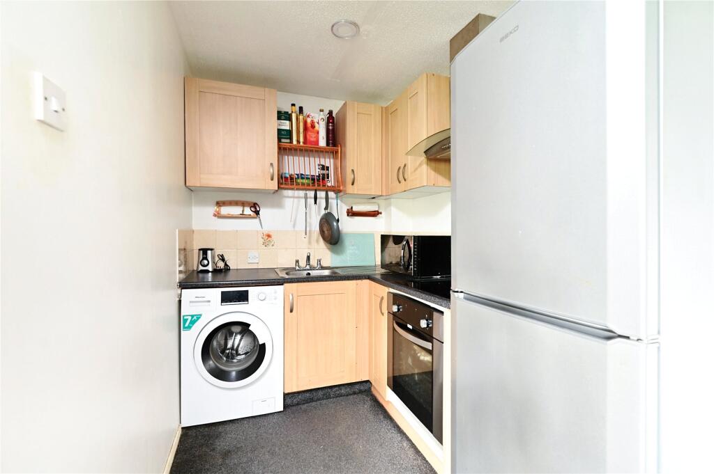 Apartment in Spelthorne, Surrey - More