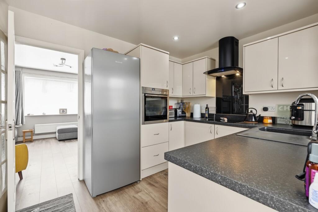 Barrow Grove, Sittingbourne, Kent, ME10 1LA photo 4