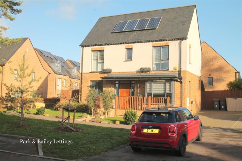 Main image of property: 3 bedroom Detached House in Coulsdon