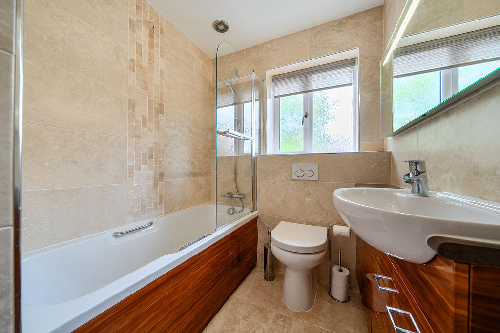 House in Milton Keynes, Far Bletchley, West Bletchley - More