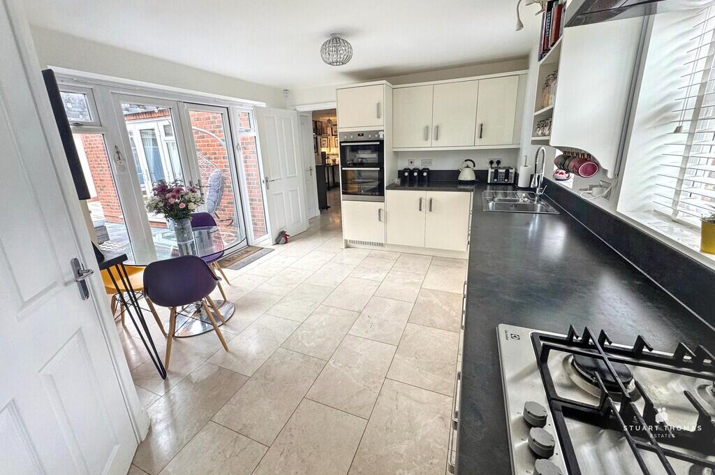 House in Southend-on-Sea - More