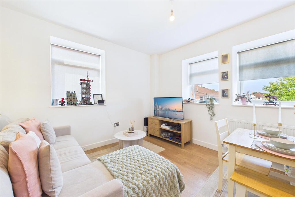 Contemporary Town Centre Apartment photo 5
