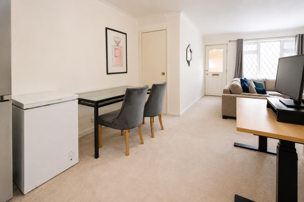 Apartment in London, West Drayton - View 3