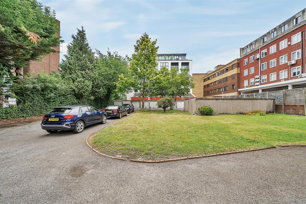 Apartment in London, Church End - View 5