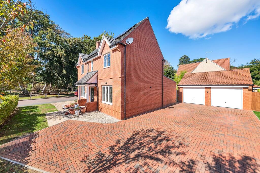 Larnach Drive, Kentford, CB8, Kentford