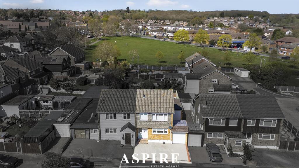 3-bed semi-detached on Briar View, Billericay, £475,000