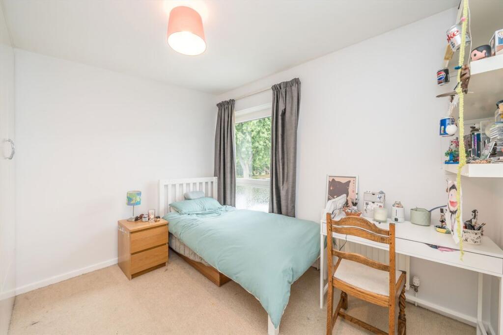 House in Elmbridge, Weybridge - More