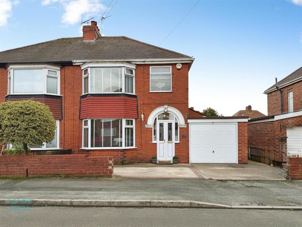 3-bed semi-detached on Mount Avenue, Worksop, £200,000