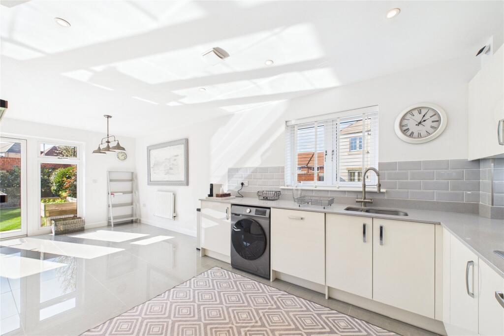 House in Binfield, Bracknell Forest - View 4