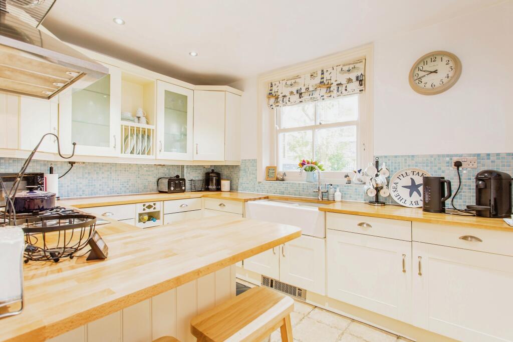 Apartment in Southend-on-Sea - View 3