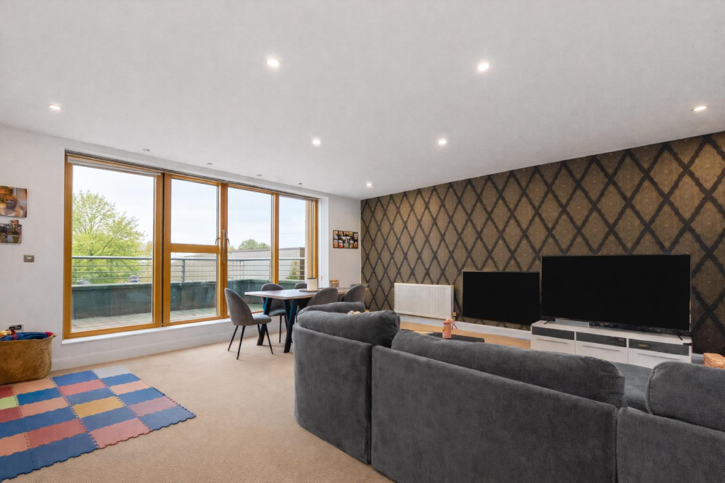 Apartment in Bolton, Deakins Buisness Park, Eagley - View 2
