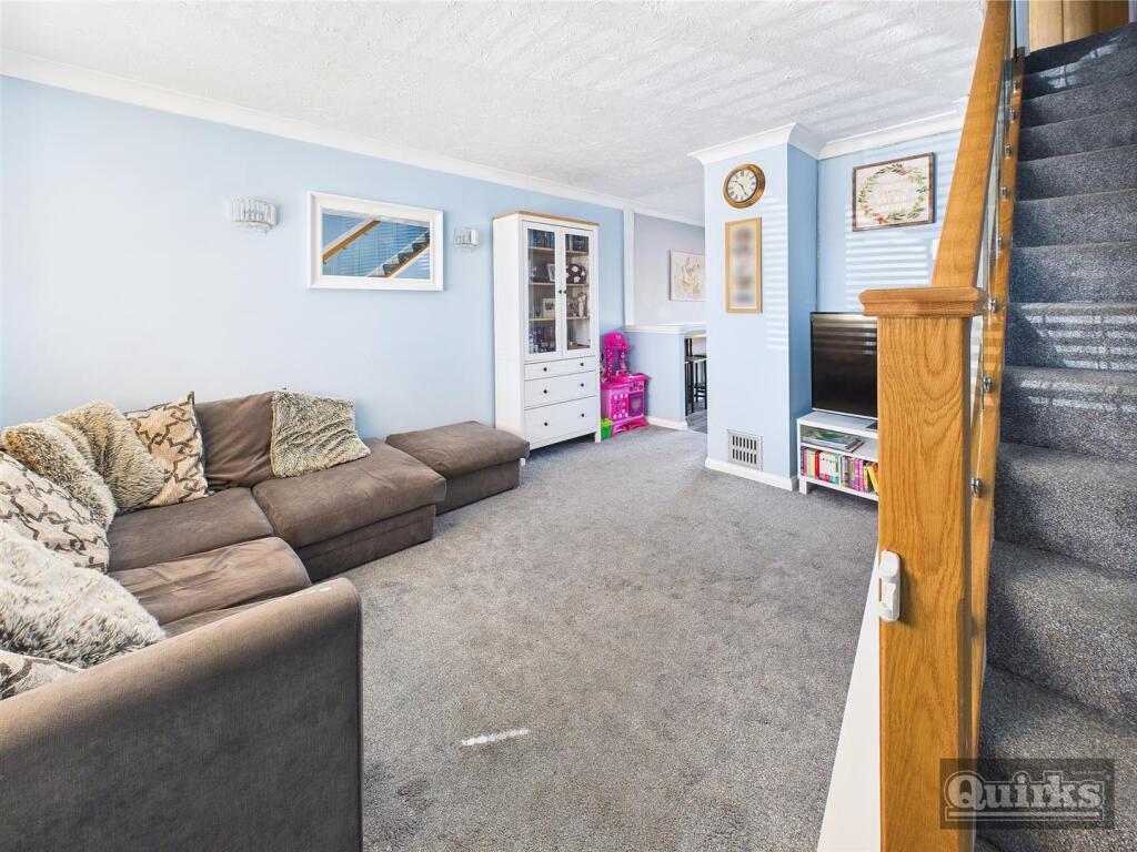 Uxbridge Close, Wickford photo 4