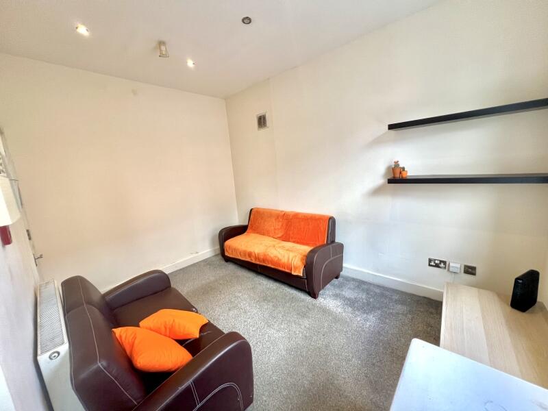 House in Leeds, West Yorkshire - View 2
