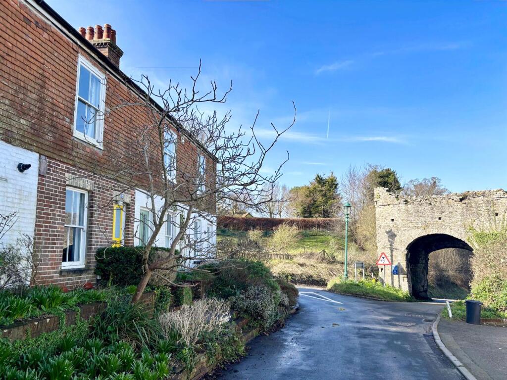 2-bed terraced on North Street, Winchelsea, £325,000