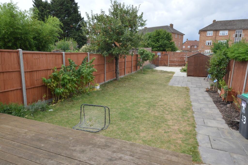 Hartfield Road, Chessington, Surrey. KT9 2PP photo 2