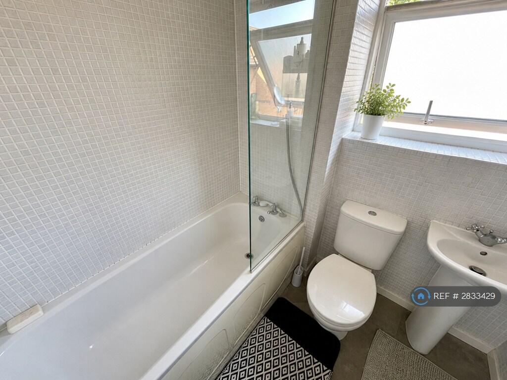 Apartment in Luton - View 5