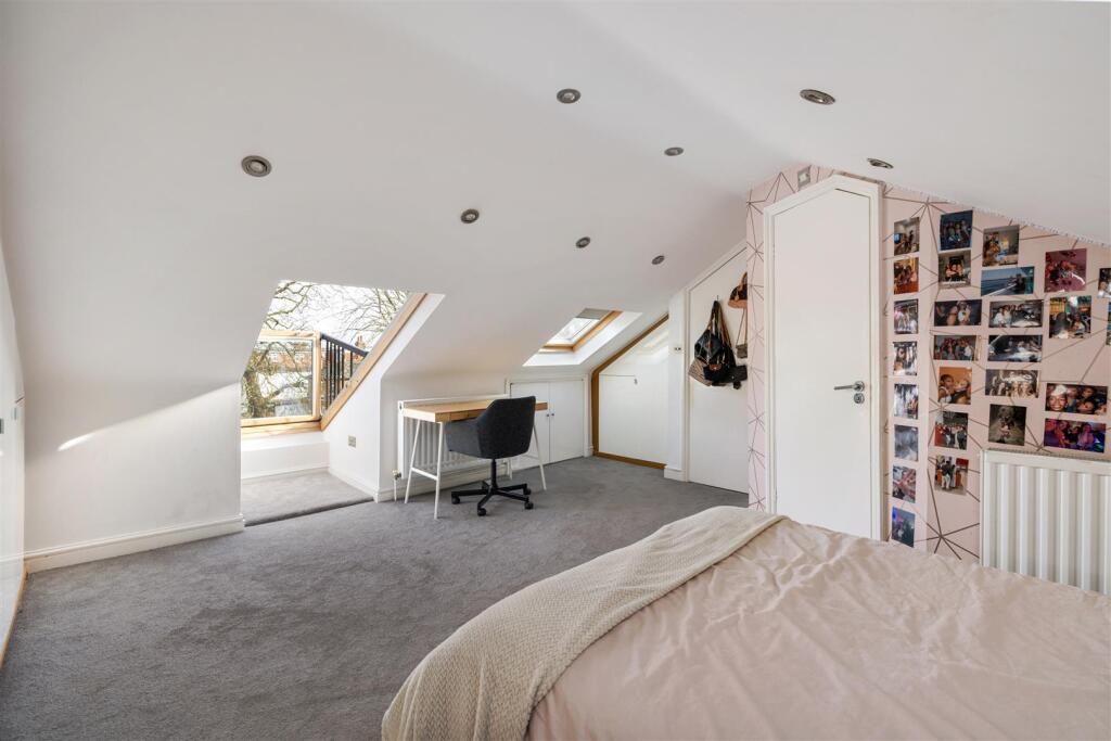 House in Chigwell, Hale End - View 5