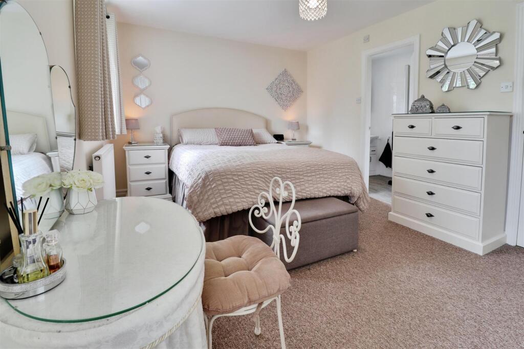 House in Newcastle-under-Lyme, Silverdale - More