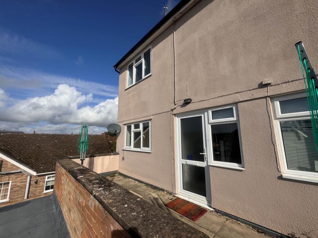 2-bed flat on High Street, Chalgrove, £180,000