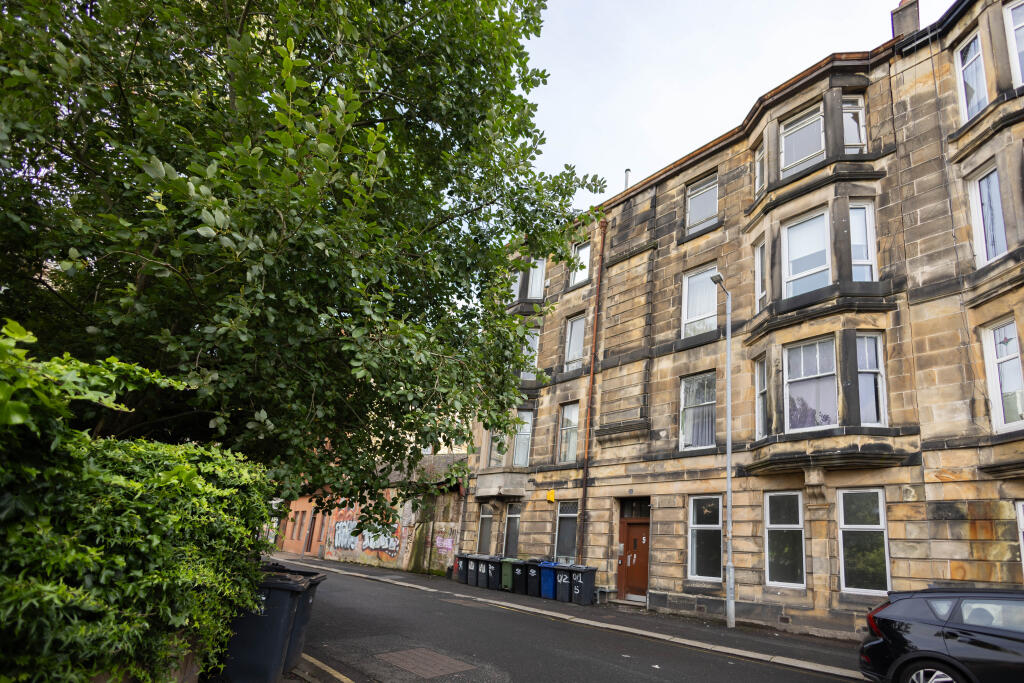 2-bed flat on Walker Street, Paisley, Renfrewshire, £65,000