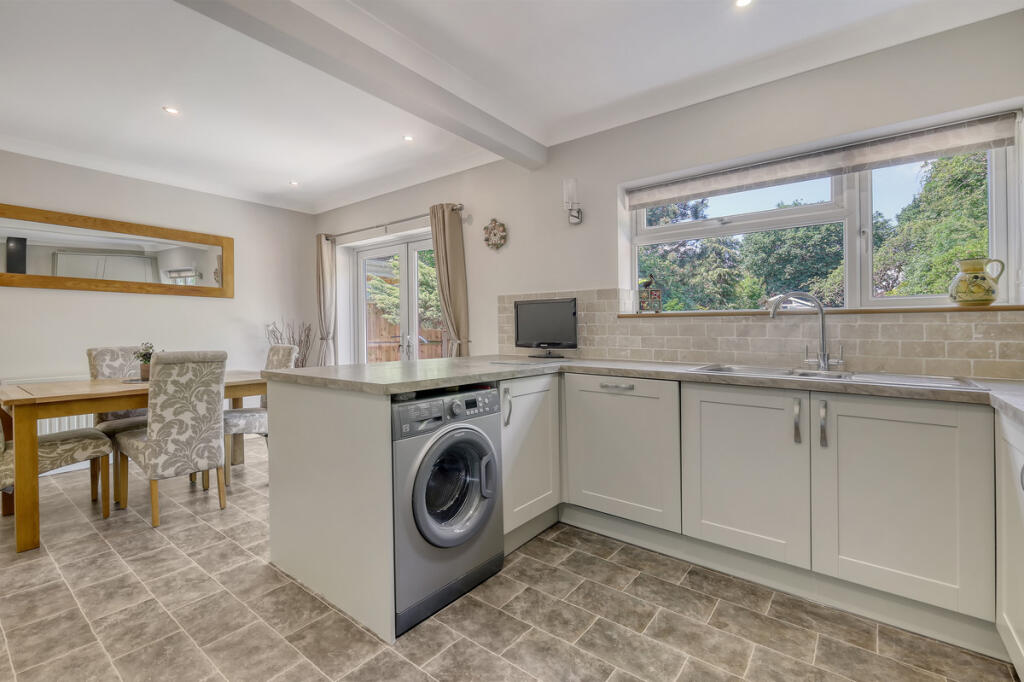 House in Basildon, Langdon Hills - View 5