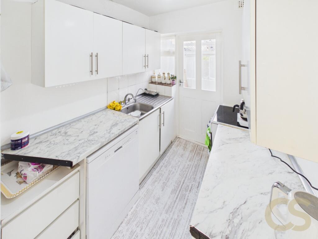 House in Enfield, Enfield Highway Shopping Centre, Ponders End - View 5