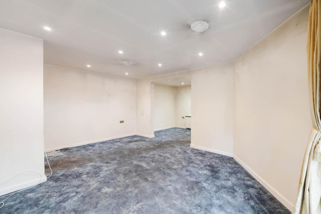 Apartment in Salford, Greater Manchester - View 3