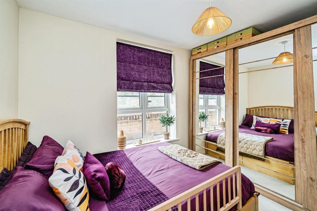 Apartment in Aylesbury, Berryfields - More