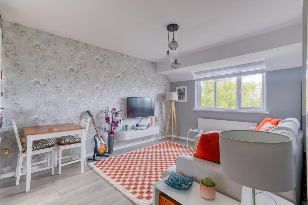 Apartment in Tylers Green, Totteridge - View 2