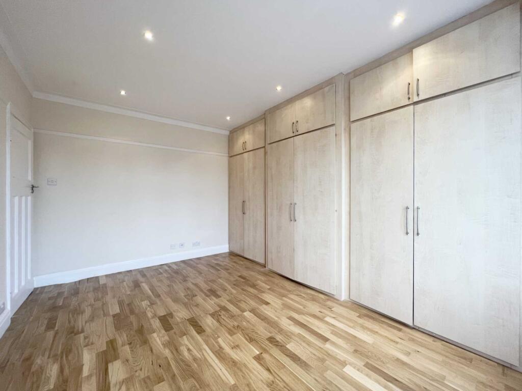 House in London, Royal Borough of Kingston upon Thames - More
